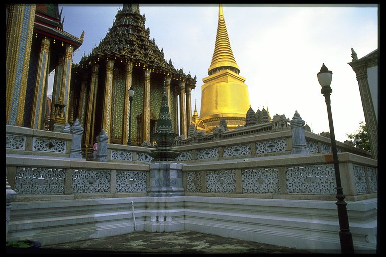 Die Gebäude im Hof des Tempels
