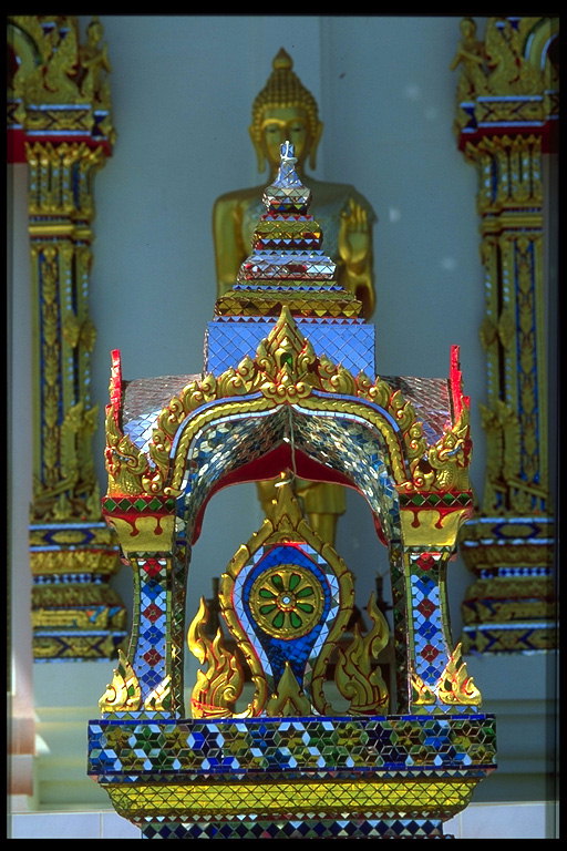 Алтарь в храме