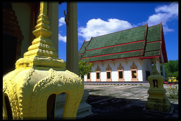 Двор храма со скульптурами