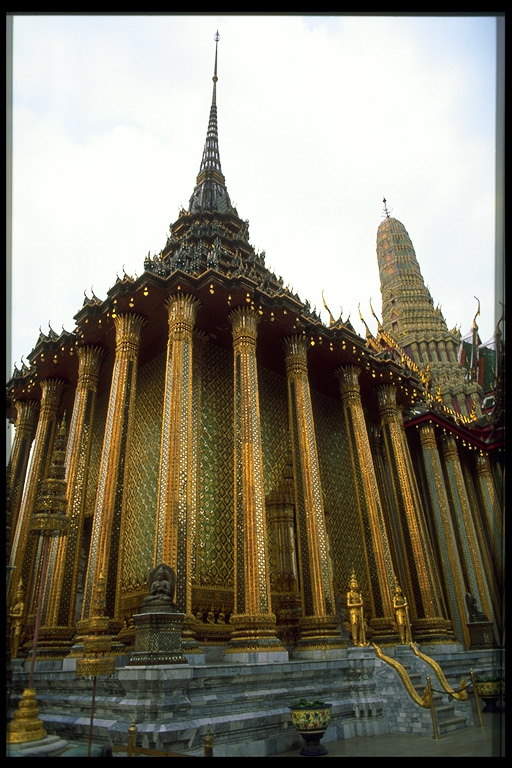 Стена храма с колонами