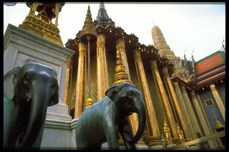 Статуи животных у входа в храм