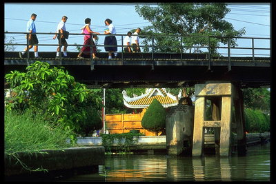 Këmbësorë ura mbi lumin