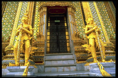Statues e zotat në hyrje të tempull