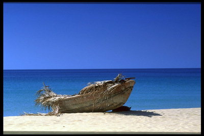 Una barca sulla spiaggia