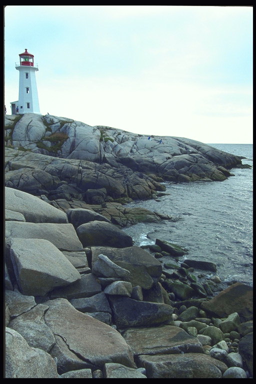 Каменнистый берег и маяк