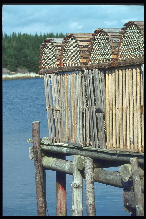 Деревянные клетки на мосту
