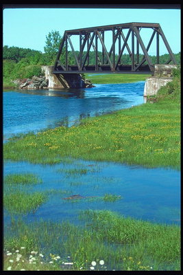 Мост через извивистую реку