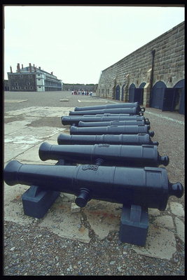 Пушки у стен крепости