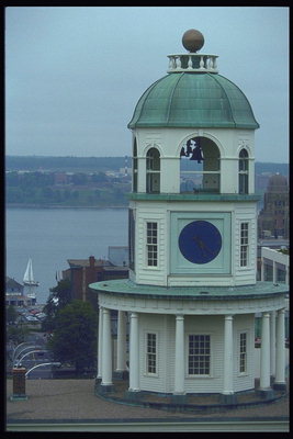 Церковь с колоколами в башне