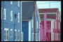 Дома с цветного кирпича. Голубые и розовые стены, белые окна