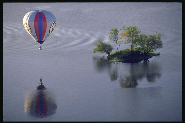 Воздушный шар над водой. Островок среди водных просторов