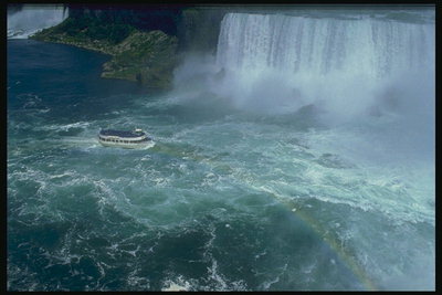Корабль в бушующих водах водопада