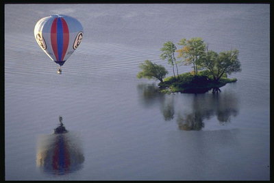 Воздушный шар над водой. Островок среди водных просторов