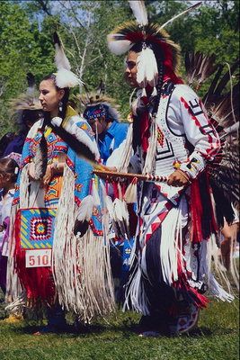 В красочных костюмах индейцев