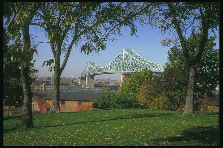 Мост. Парковая зона
