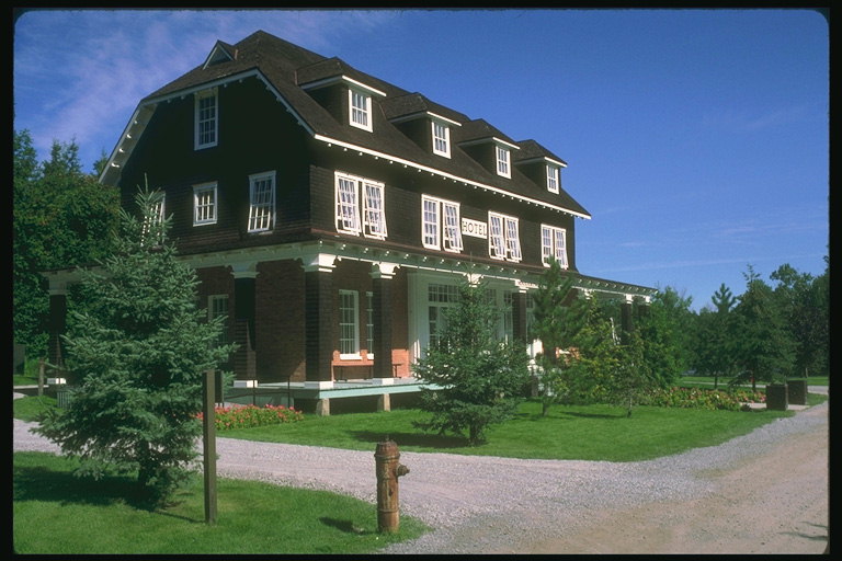 Трехэтажный дом в коричневом цвете