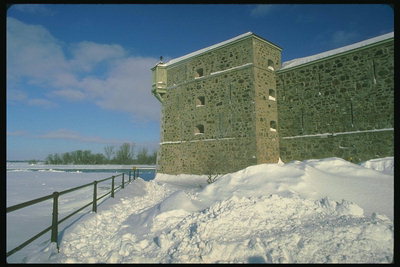 Снежные холмы и стены крепости