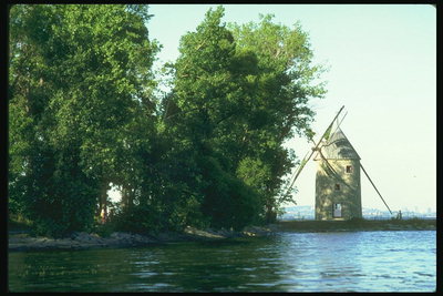 Мельница на берегу реки