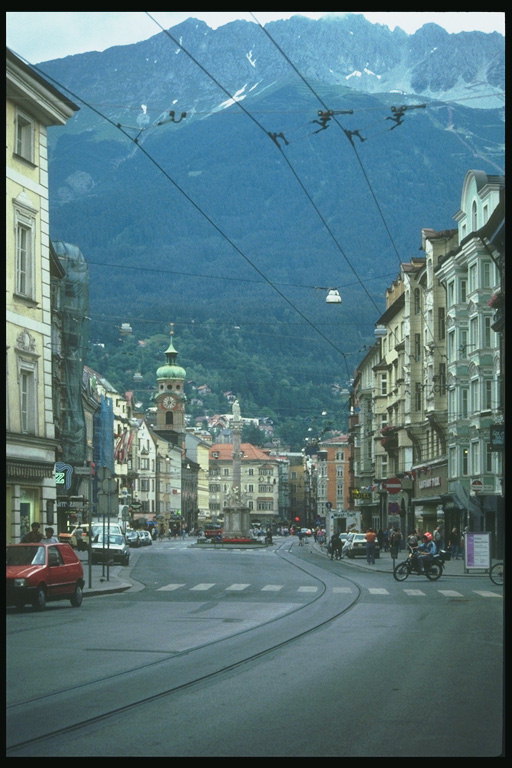 Austrija. Miesto centras. Kalnai