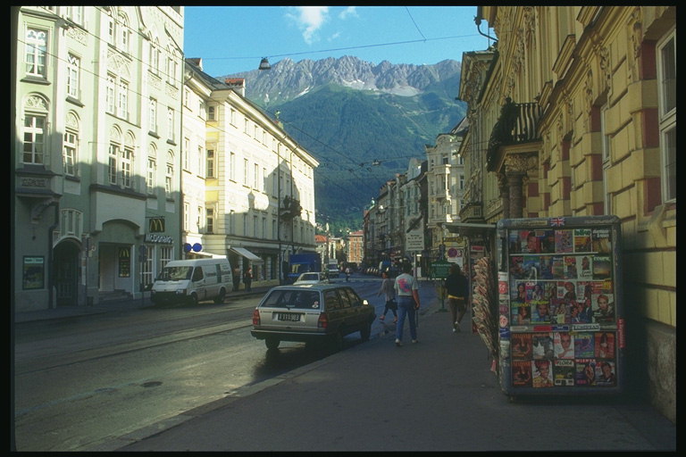 Улица са погледом на планине