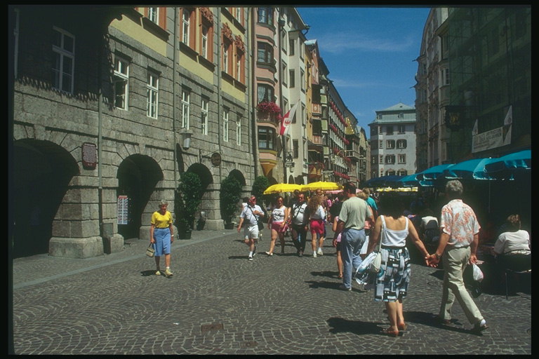 オーストリア。 シティセンター。 人々が通りを歩く