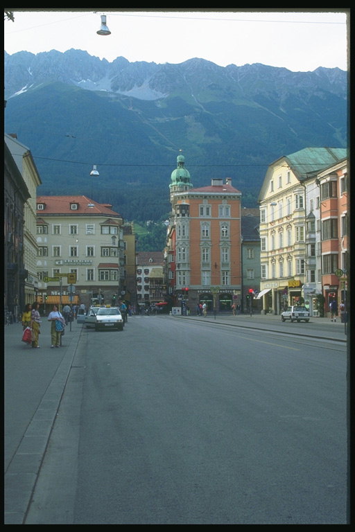 Pilsēta pie pamatnes no kalniem Austrijā