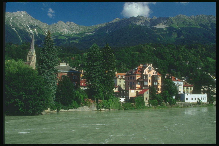Áo. Nhanh chóng sông gần thị trấn. Núi