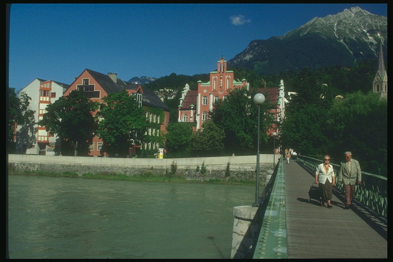 Österreich. Die Brücke über den schnellen Fluss