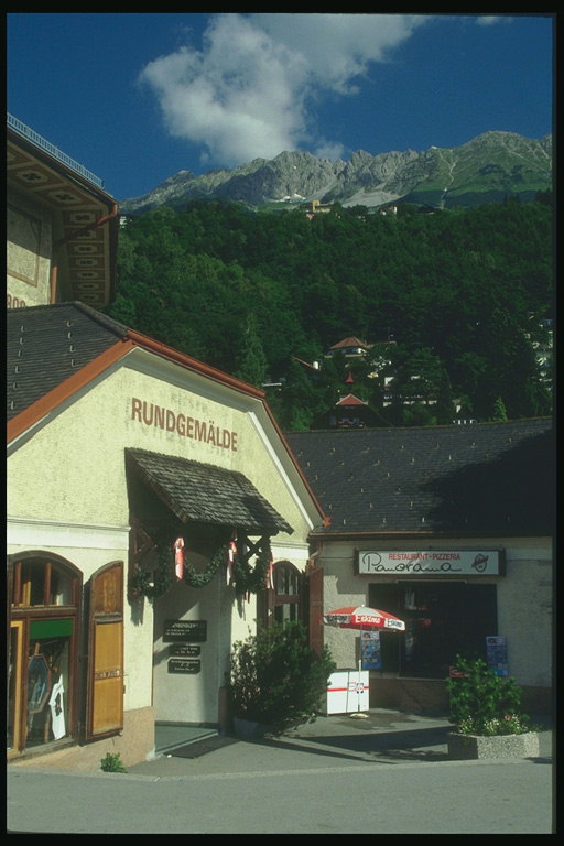 オーストリア。 お店は、道路に沿って