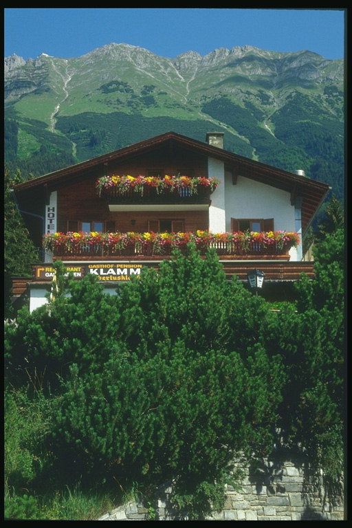Österrike. Vita huset på toppen av berget