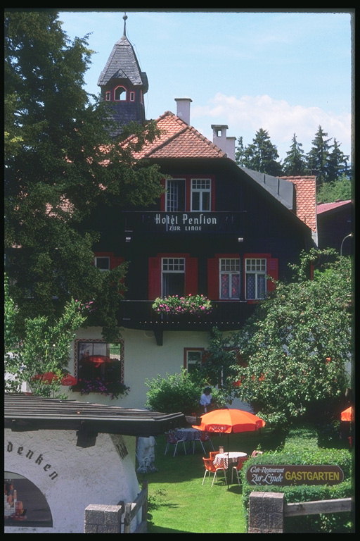 Austrija. Kuća i dvorište u vrtu