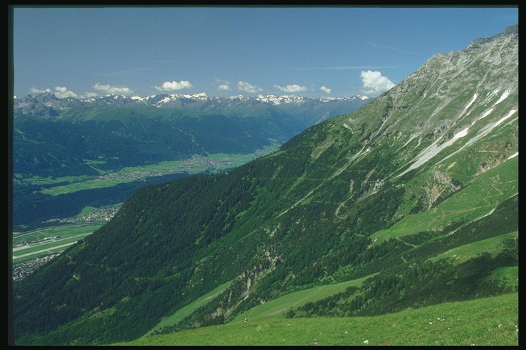 Österreich. Die Hänge der Berge kommen