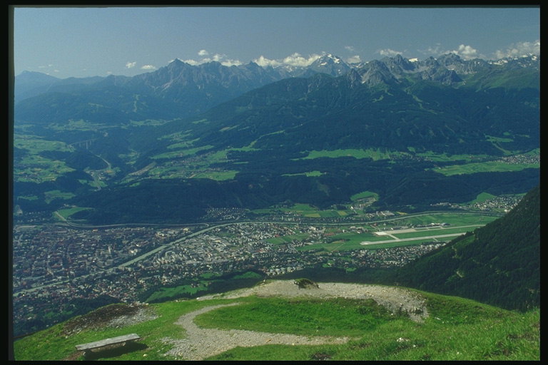 Rakousko. Pohled na město z nadhledu horských top