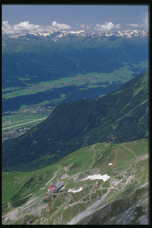 奥地利。 山区公路到山谷