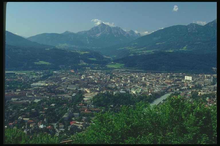 Oostenrijk. Stad in een berg dal