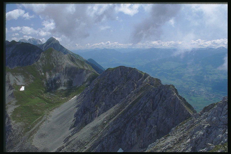 Österrike. De toppar av berg under molnen