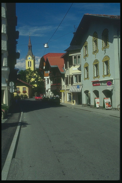 Rakousko. Ulice vedoucí k chrámu