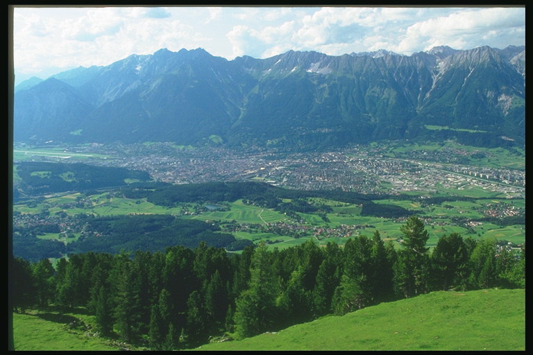Itävallassa. Näkymä vuorille ja laaksoon ylhäältä