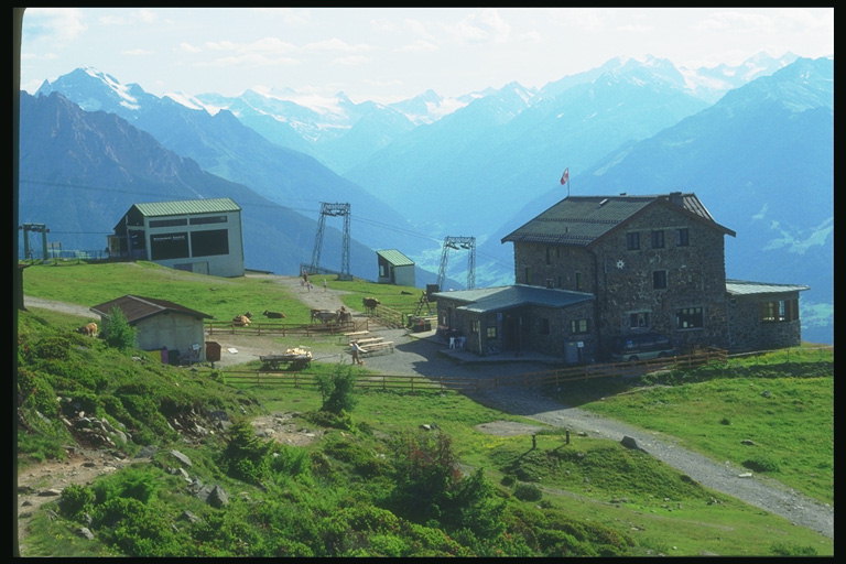오스트리아. 산 계곡을 내려다의 상단에있는 하우스