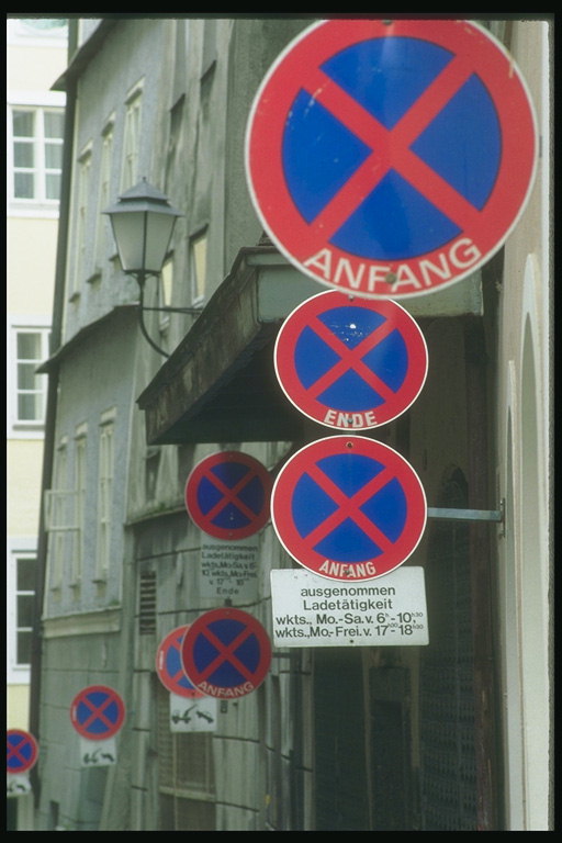 Austria. Las señales de tráfico a lo largo de la carretera