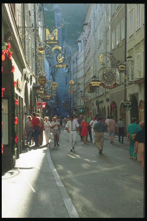 Австрия. Улица с туристами