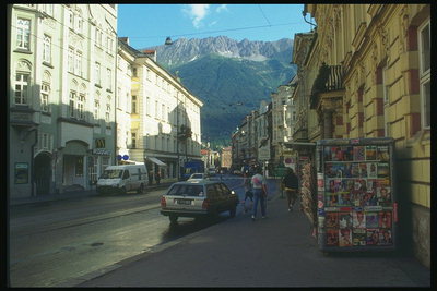 Đường phố với một lần xem của các ngọn núi