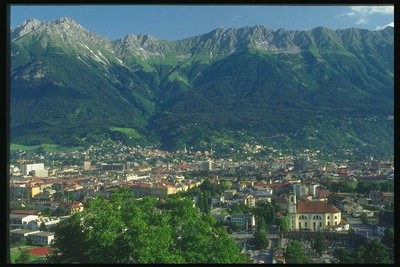 Austrija. Gradić u dolini planine