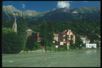 Αυστρία. Ταχεία ποταμού κοντά στην πόλη. Βουνό