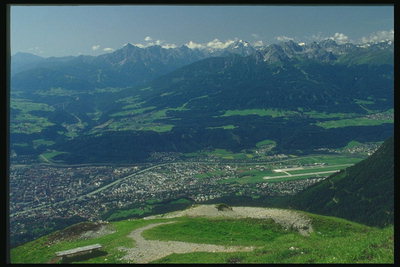 Austrija. Vaizdas į miestą nuo virš kalnų viršų