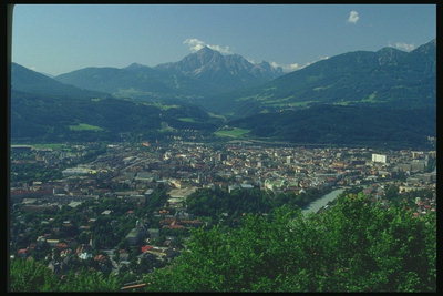 Austrija. Miestas kalnų slėnyje