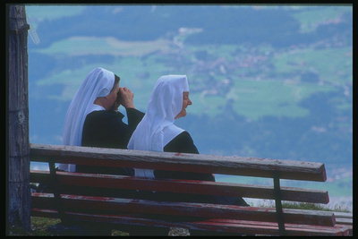 Австрия.  Две женщины смотрящие в долину на город