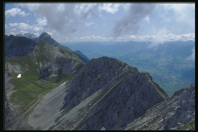 Oostenrijk. De toppen van de bergen onder de wolken