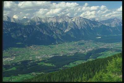 オーストリア。 山は雲の