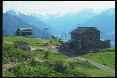 Österreich. Häuser an der Spitze des Berges mit Blick auf das Tal